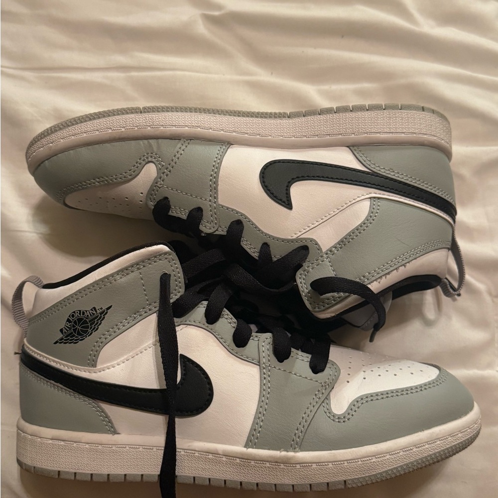 Jordan 1 Mid
Light Smoke Grey